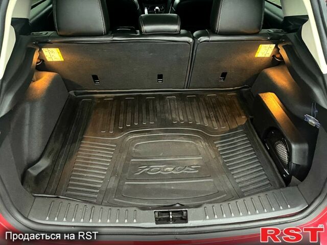 Красный Форд Фокус, объемом двигателя 2 л и пробегом 135 тыс. км за 8100 $, фото 3 на Automoto.ua