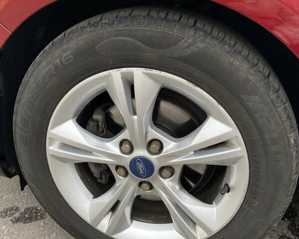 Красный Форд Фокус, объемом двигателя 2 л и пробегом 125 тыс. км за 7500 $, фото 4 на Automoto.ua