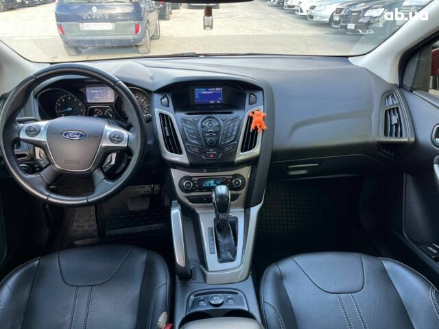 Красный Форд Фокус, объемом двигателя 2 л и пробегом 163 тыс. км за 8590 $, фото 6 на Automoto.ua