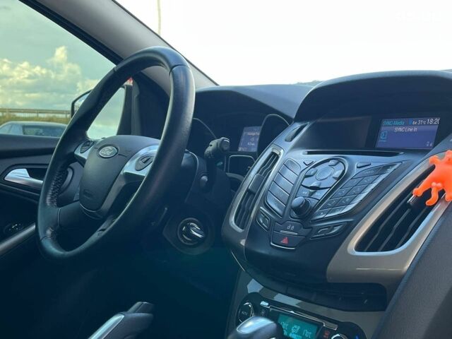 Красный Форд Фокус, объемом двигателя 2 л и пробегом 163 тыс. км за 8590 $, фото 7 на Automoto.ua