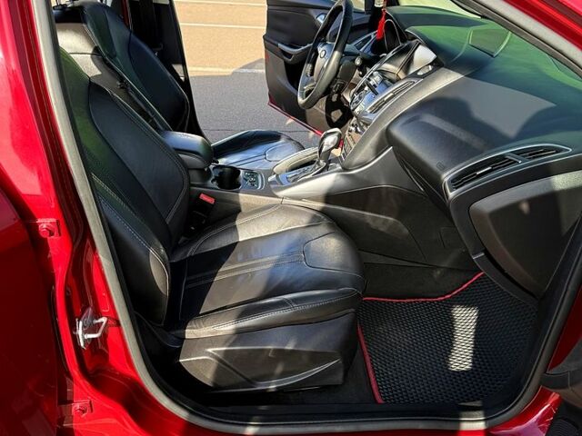 Красный Форд Фокус, объемом двигателя 2 л и пробегом 180 тыс. км за 6850 $, фото 4 на Automoto.ua