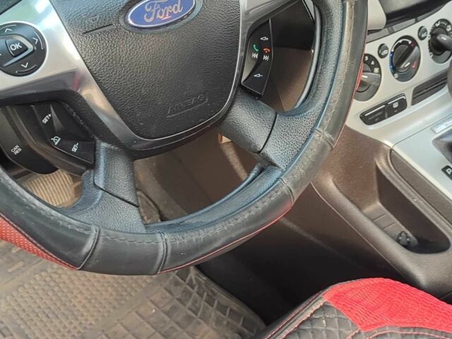 Форд Фокус 2013 в Тараще на Automoto.ua Красный Форд Фокус, объемом двигателя 2 л и пробегом 197 тыс. км за 6500 $, фото 4 на Automoto.ua