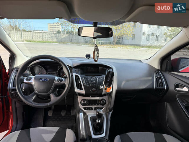 Красный Форд Фокус, объемом двигателя 1 л и пробегом 209 тыс. км за 6700 $, фото 3 на Automoto.ua