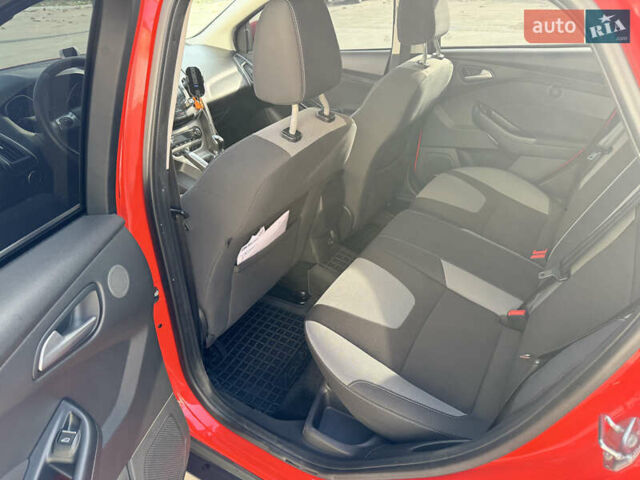 Красный Форд Фокус, объемом двигателя 1 л и пробегом 209 тыс. км за 6700 $, фото 7 на Automoto.ua