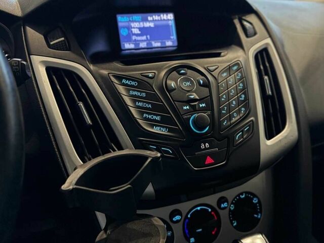 Червоний Форд Фокус, об'ємом двигуна 2 л та пробігом 171 тис. км за 8599 $, фото 13 на Automoto.ua