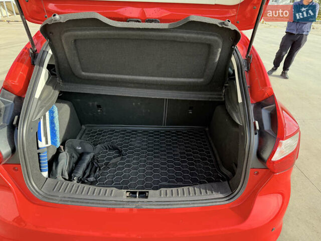 Красный Форд Фокус, объемом двигателя 1 л и пробегом 209 тыс. км за 6700 $, фото 13 на Automoto.ua