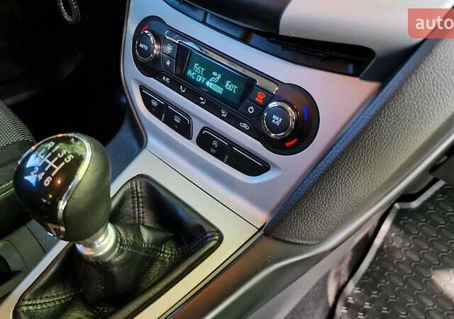 Форд Фокус 2013 в Харькове на Automoto.ua Красный Форд Фокус, объемом двигателя 1 л и пробегом 85 тыс. км за 8470 $, фото 70 на Automoto.ua