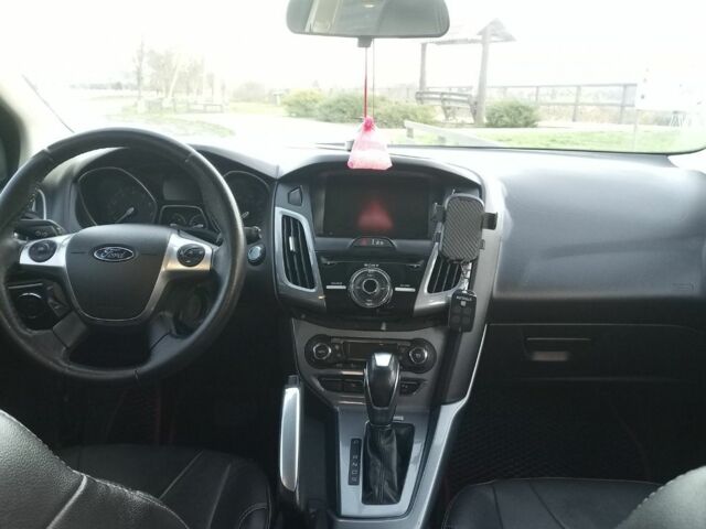 Красный Форд Фокус, объемом двигателя 2 л и пробегом 120 тыс. км за 8000 $, фото 5 на Automoto.ua