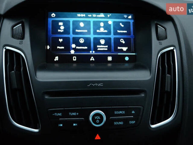 Красный Форд Фокус, объемом двигателя 2 л и пробегом 189 тыс. км за 8500 $, фото 10 на Automoto.ua