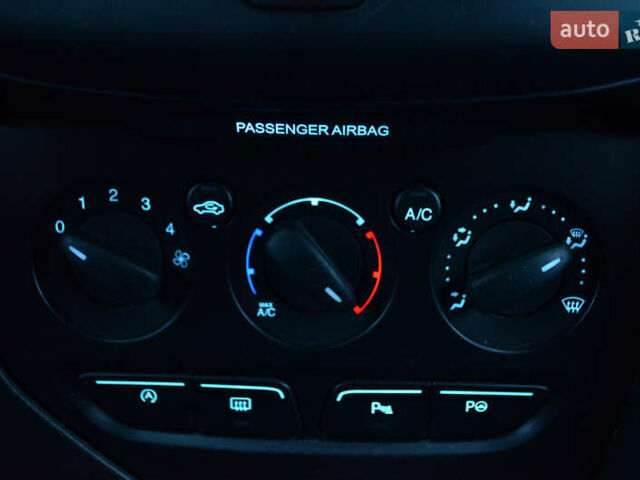 Красный Форд Фокус, объемом двигателя 2 л и пробегом 189 тыс. км за 8500 $, фото 15 на Automoto.ua