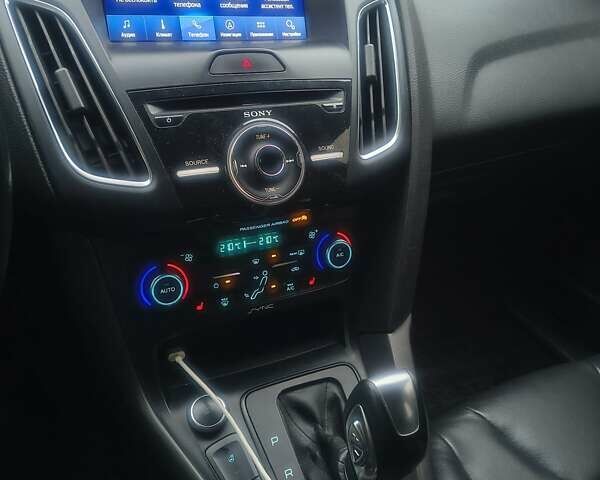 Красный Форд Фокус, объемом двигателя 2 л и пробегом 141 тыс. км за 9200 $, фото 4 на Automoto.ua