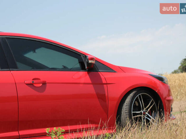 Красный Форд Фокус, объемом двигателя 2 л и пробегом 161 тыс. км за 12300 $, фото 12 на Automoto.ua