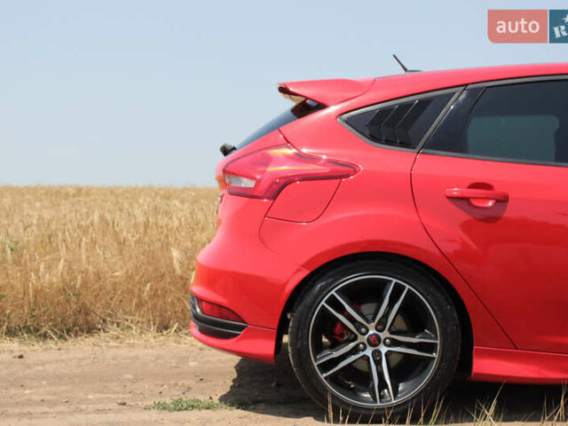 Красный Форд Фокус, объемом двигателя 2 л и пробегом 161 тыс. км за 12300 $, фото 11 на Automoto.ua