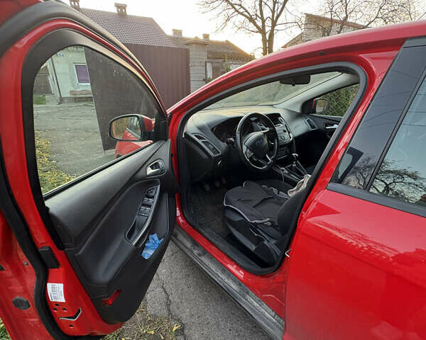 Красный Форд Фокус, объемом двигателя 1 л и пробегом 97 тыс. км за 9300 $, фото 2 на Automoto.ua