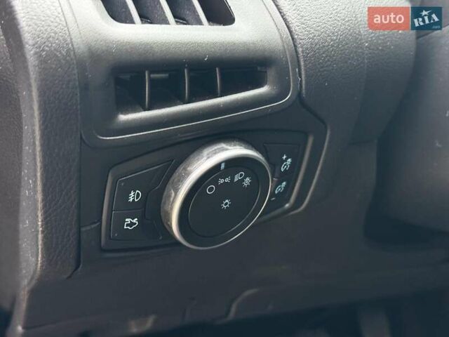 Червоний Форд Фокус, об'ємом двигуна 2 л та пробігом 106 тис. км за 8990 $, фото 11 на Automoto.ua