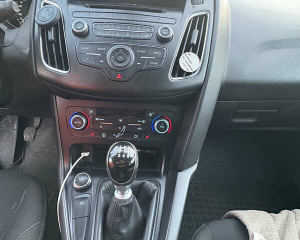 Красный Форд Фокус, объемом двигателя 1 л и пробегом 97 тыс. км за 9300 $, фото 10 на Automoto.ua