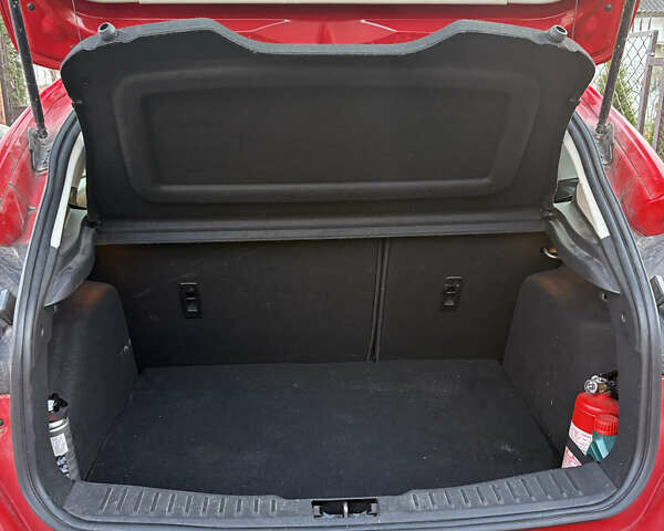 Красный Форд Фокус, объемом двигателя 1 л и пробегом 97 тыс. км за 9300 $, фото 6 на Automoto.ua