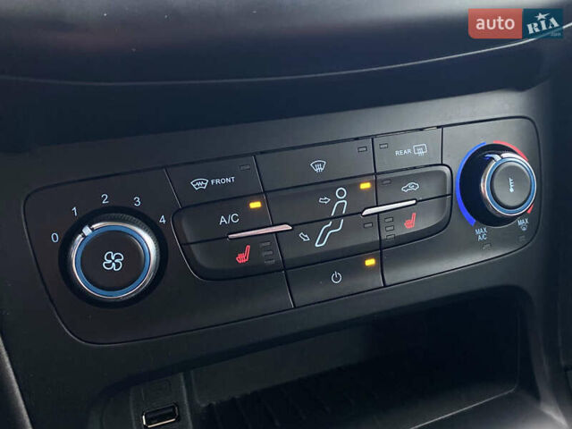 Красный Форд Фокус, объемом двигателя 1 л и пробегом 140 тыс. км за 6990 $, фото 14 на Automoto.ua