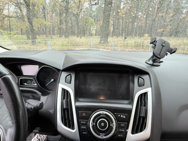 Форд Фокус 2015 в Киеве на Automoto.ua Красный Форд Фокус, объемом двигателя 2 л и пробегом 185 тыс. км за 7400 $, фото 14 на Automoto.ua