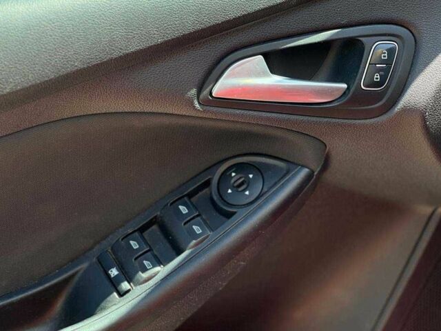 Красный Форд Фокус, объемом двигателя 2 л и пробегом 206 тыс. км за 7990 $, фото 7 на Automoto.ua