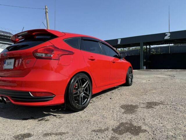 Червоний Форд Фокус, об'ємом двигуна 2 л та пробігом 83 тис. км за 12900 $, фото 1 на Automoto.ua