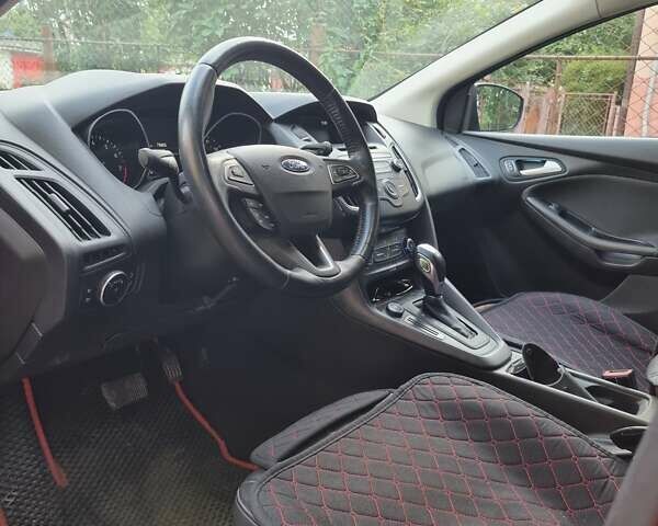 Красный Форд Фокус, объемом двигателя 2 л и пробегом 87 тыс. км за 13000 $, фото 4 на Automoto.ua