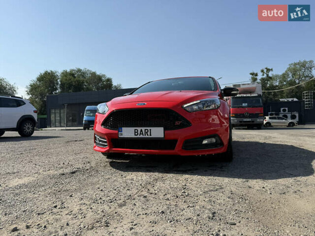 Красный Форд Фокус, объемом двигателя 2 л и пробегом 83 тыс. км за 13000 $, фото 1 на Automoto.ua