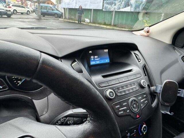 Красный Форд Фокус, объемом двигателя 2 л и пробегом 150 тыс. км за 8000 $, фото 15 на Automoto.ua