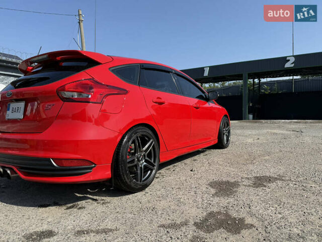Красный Форд Фокус, объемом двигателя 2 л и пробегом 83 тыс. км за 13000 $, фото 3 на Automoto.ua