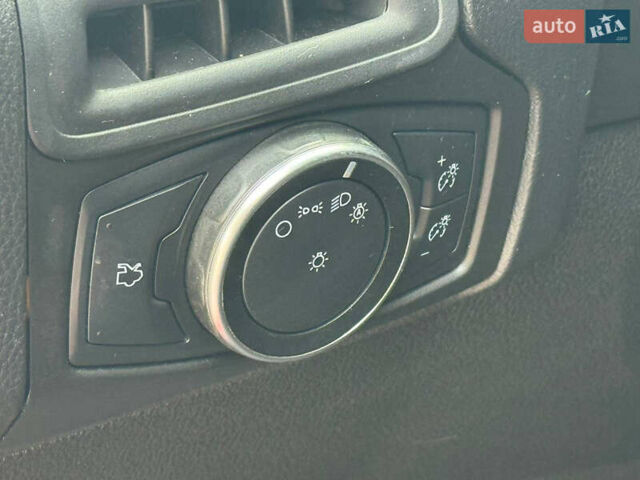 Красный Форд Фокус, объемом двигателя 2 л и пробегом 220 тыс. км за 7500 $, фото 14 на Automoto.ua