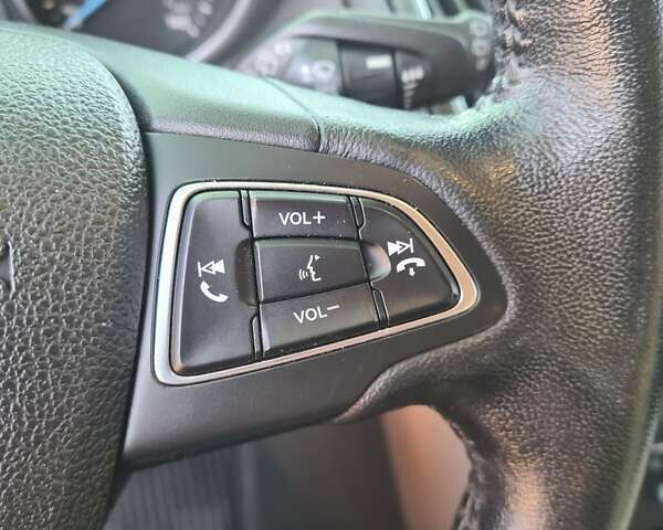 Красный Форд Фокус, объемом двигателя 2 л и пробегом 81 тыс. км за 8900 $, фото 81 на Automoto.ua