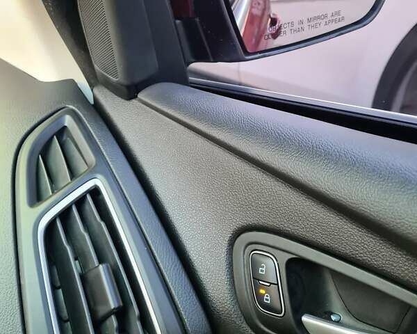 Красный Форд Фокус, объемом двигателя 2 л и пробегом 81 тыс. км за 8900 $, фото 87 на Automoto.ua