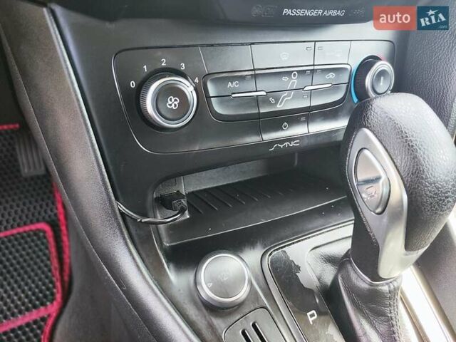 Красный Форд Фокус, объемом двигателя 2 л и пробегом 145 тыс. км за 8700 $, фото 81 на Automoto.ua
