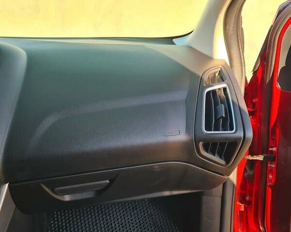 Красный Форд Фокус, объемом двигателя 2 л и пробегом 81 тыс. км за 8900 $, фото 60 на Automoto.ua