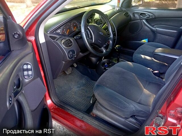 Красный Форд Фокус, объемом двигателя 2 л и пробегом 190 тыс. км за 2800 $, фото 2 на Automoto.ua