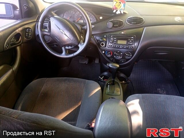 Красный Форд Фокус, объемом двигателя 2 л и пробегом 190 тыс. км за 2800 $, фото 5 на Automoto.ua