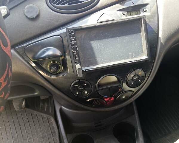 Красный Форд Фокус, объемом двигателя 1.8 л и пробегом 361 тыс. км за 2800 $, фото 11 на Automoto.ua