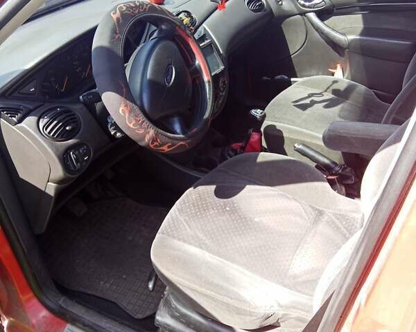 Красный Форд Фокус, объемом двигателя 1.8 л и пробегом 361 тыс. км за 2800 $, фото 10 на Automoto.ua