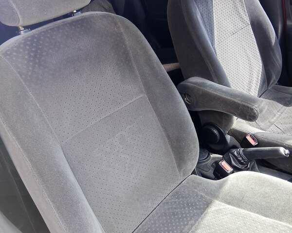 Красный Форд Фокус, объемом двигателя 1.8 л и пробегом 361 тыс. км за 2800 $, фото 8 на Automoto.ua