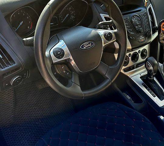 Форд Фокус 2013 у Дніпро (Дніпропетровську) на Automoto.ua Червоний Форд Фокус, об'ємом двигуна 2 л та пробігом 132 тис. км за 9100 $, фото 7 на Automoto.ua