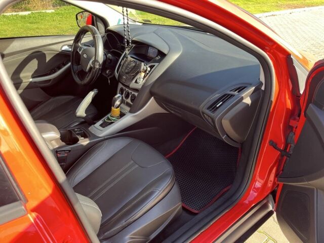 Красный Форд Фокус, объемом двигателя 2 л и пробегом 247 тыс. км за 7000 $, фото 1 на Automoto.ua