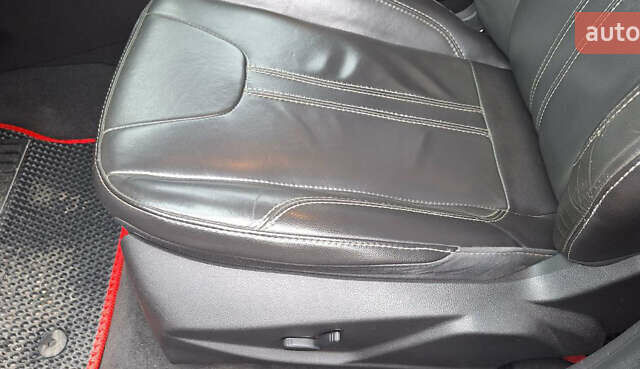 Красный Форд Фокус, объемом двигателя 2 л и пробегом 130 тыс. км за 9300 $, фото 3 на Automoto.ua