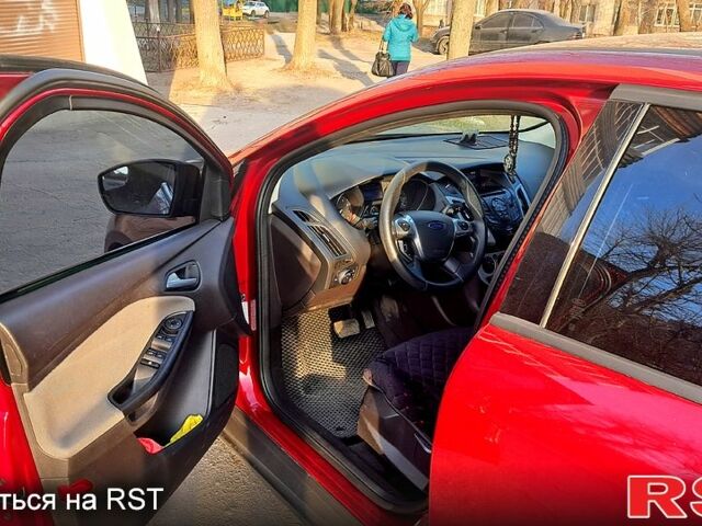 Форд Фокус 2013 у Дніпро (Дніпропетровську) на Automoto.ua Червоний Форд Фокус, об'ємом двигуна 2 л та пробігом 132 тис. км за 9100 $, фото 4 на Automoto.ua