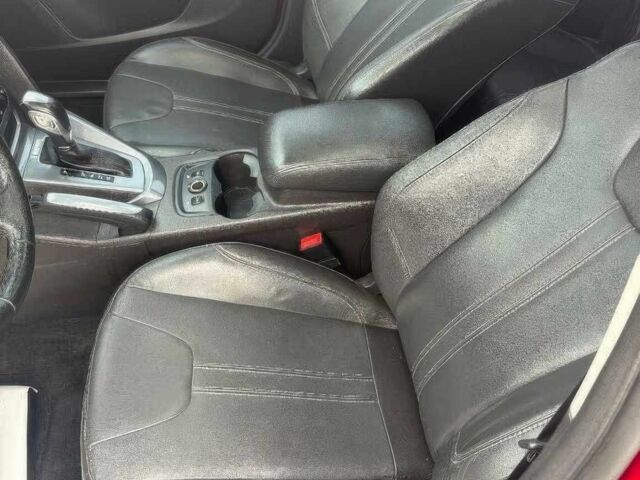 Красный Форд Фокус, объемом двигателя 2 л и пробегом 80 тыс. км за 3600 $, фото 7 на Automoto.ua