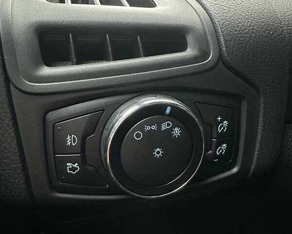 Красный Форд Фокус, объемом двигателя 2 л и пробегом 146 тыс. км за 8200 $, фото 15 на Automoto.ua