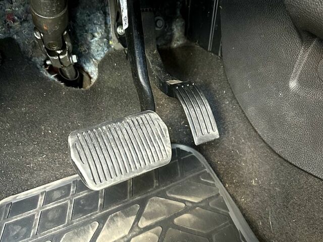 Червоний Форд Фокус, об'ємом двигуна 2 л та пробігом 204 тис. км за 7049 $, фото 5 на Automoto.ua