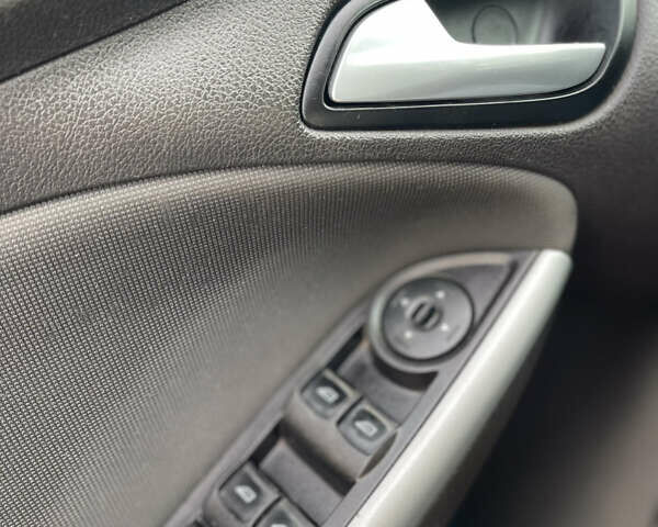 Красный Форд Фокус, объемом двигателя 2 л и пробегом 206 тыс. км за 6500 $, фото 16 на Automoto.ua