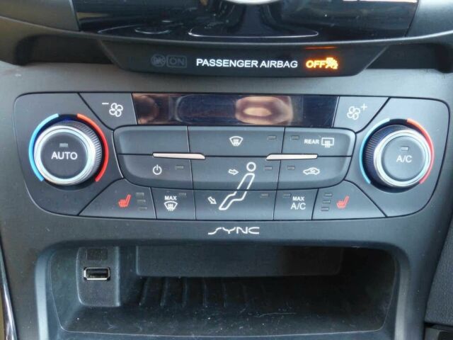 Красный Форд Фокус, объемом двигателя 2 л и пробегом 122 тыс. км за 6350 $, фото 11 на Automoto.ua