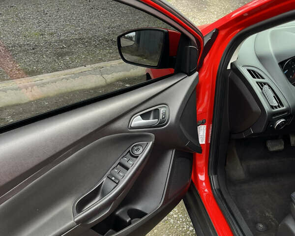 Красный Форд Фокус, объемом двигателя 2 л и пробегом 124 тыс. км за 8300 $, фото 5 на Automoto.ua