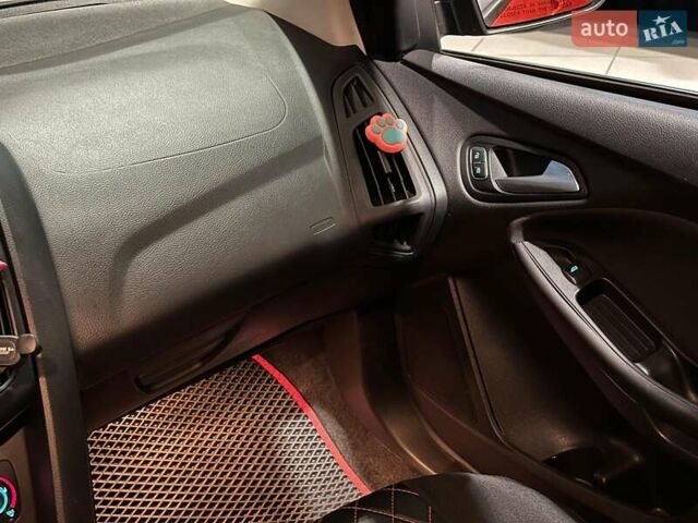 Червоний Форд Фокус, об'ємом двигуна 2 л та пробігом 162 тис. км за 9490 $, фото 15 на Automoto.ua